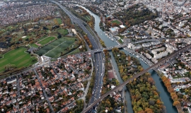 Champigny-sur-Marne - Le Perreux : L'autoroute A4 et la Marne avec l'île des Loups, le secteur du pont de Nogent et le parc du Tremblay en arrière plan © Ph.Guignard@air-images.net