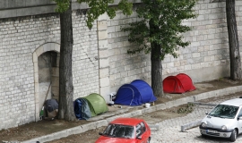Tents of homeless people on the embankment, Paris © Apur