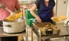 Préparation de repas par des bénévoles pour des personnes sans domicile fixe, avril 2020