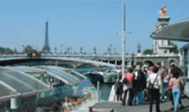 Port des Champs-Élysées : embarcadère pour le batobus à quai