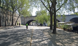 Berges de Seine : ancienne voie rapide Georges Pompidou désormais accessible aux piétons et vélos, vue vers le pont Marie © Apur