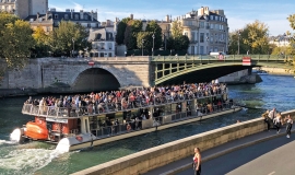 Promeneurs et bateaux croisière-promenade, compagnie « Bateaux Parisiens » - Berges de Seine