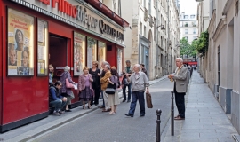 A group of people outside a cinema in the Latin quarter © Apur - Hanna Darabi