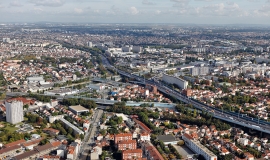 Noisy-le-Sec — le canal de l’Ourcq, secteur du pont de Bondy/vue de l’Ouest avec Bondy en arrière-plan et Bobigny à gauche de l’image/les autoroutes A86 et A3 © ph.guignard@air-images.net