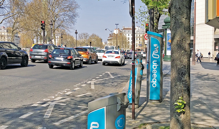 Bornes de recharges pour voitures électriques, bld de la Bastille © Apur - JC Bonijol