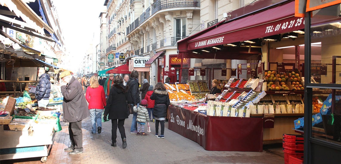 The pedestrian shopping street Rue Daguerre, seen from local shops © Apur