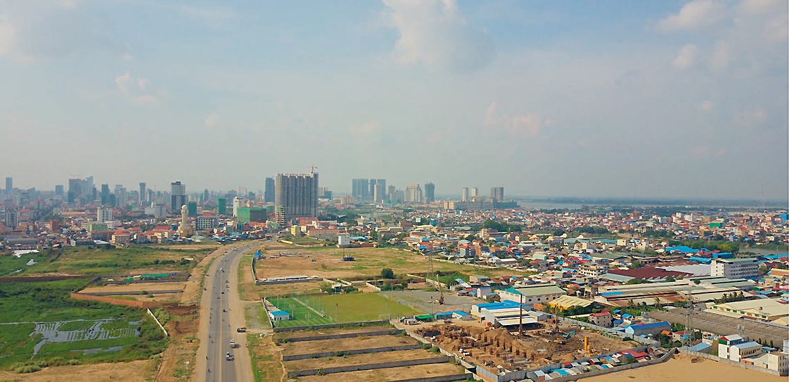 La partie nord du boeng Cheung Ek vue depuis le sud, au centre le boulevard Hun Sen © Cheam Phanin