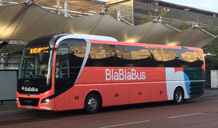 Un bus des lignes BlablaBus (BlaBlaCar Bus depuis mars 2021) à quai - gare routière de Saint-Denis Université © CC by : Chris 93 - SA - 4.0