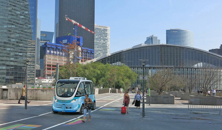 Driverless shuttle built by Navya and Ile-de-France Mobilities, being tested on the pedestrianised area at La Défense © Apur - Maud Charasson