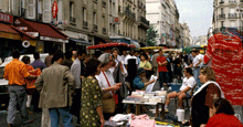 Rue du Faubourg du Temple : brocante, piétons (foule)
