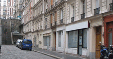 Rue Cyrano de Bergerac – Succession d'anciens commerces ou ateliers transformés