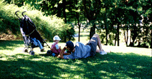 Parc Georges Brassens : père et son enfant sur la pelouse