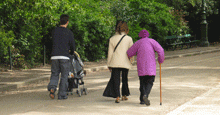 Parc des Buttes-Chaumont : personne âgée et auxiliaire de vie