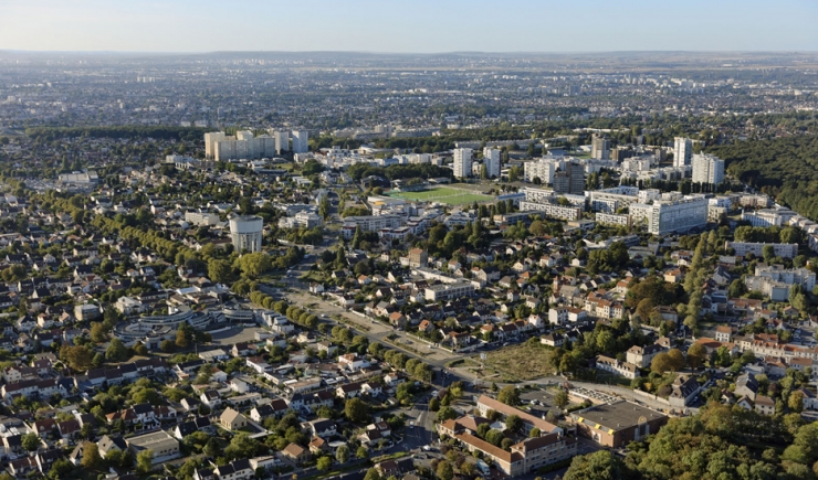 View looking towards Montfermeil, the forest of Bondy, the Bosquets district with the town of Clichy-sous-bois in the background © ph.guignard@air-images.net