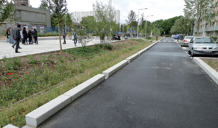 Green space receiving road drainage water, the 4,000 neighbourhood, La Courneuve © Apur