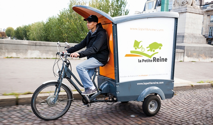 A delivery man for La Petite Reine © Star’s service
