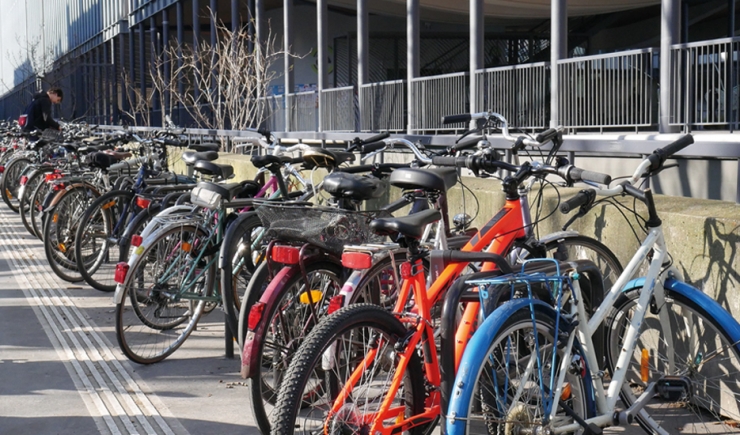 Pierre and Marie Curie University (5th district) - 26/01/2017 – There are several thousand students at this university. Several rows of bike racks installed at the main entrance. © Apur