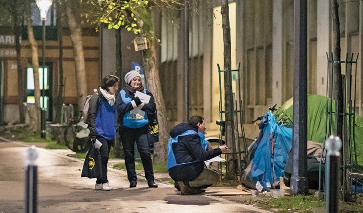 A team of volunteers on the Night of Solidarity 2019, the night of the survey © Guillaume Bontemps - Ville de Paris