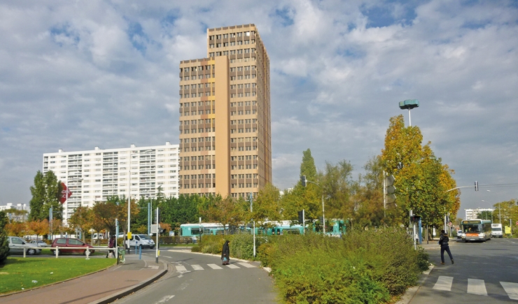 Six-Routes road junction at La Courneuve - with Entrepose tower block in the centre © Apur