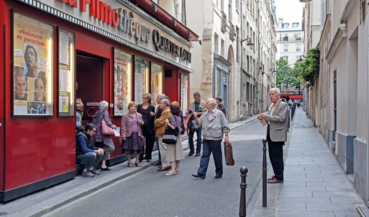 A group of people outside a cinema in the Latin quarter © Apur - Hanna Darabi