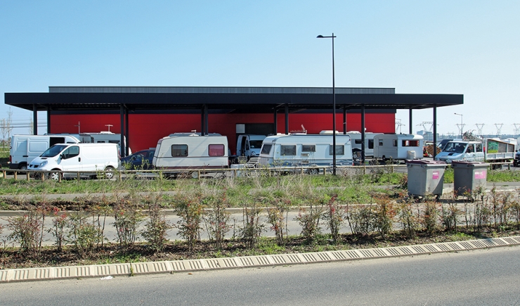 Travellers’ camp around a building in Courtabœuf -  Villejust CC by : Lionel Allorge – SA – 3.0