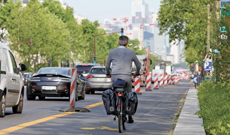 Piste cyclable temporaire aménagée sur l'avenue Charles-de-Gaulle à Neuilly-sur-Seine © Henri Garat – Ville de Paris