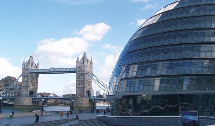 Tower Bridge and the Greater London Authority’s Headquarters (architect: Norman Foster) in London