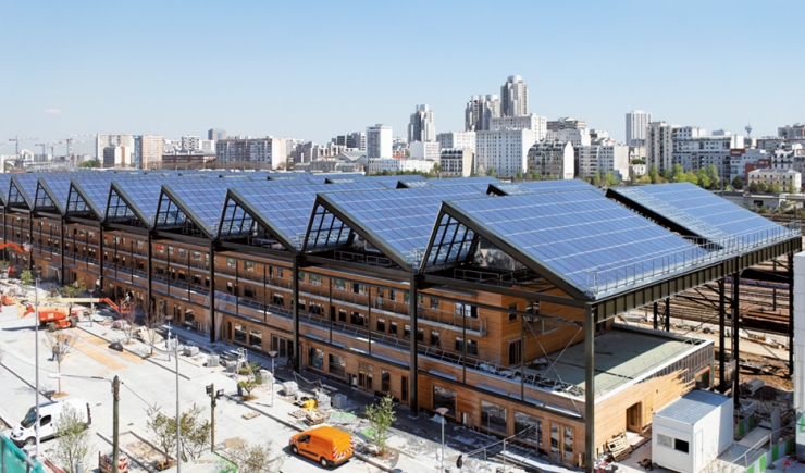 Point de vue sur la Halle Pajol avec la centrale photovoltaïque installée sur le toit © Apur - David Boureau