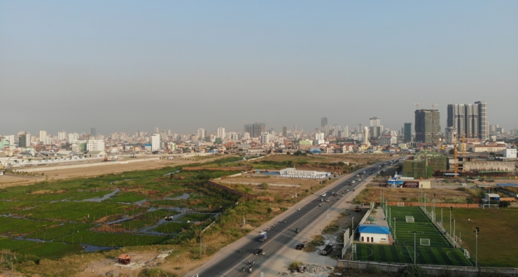 La partie nord du Boeing Cheung Ek vue depuis le sud, au centre le boulevard Hun Sen – Phnom Penh, Cambodge © Cheam Phanin