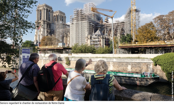 Seniors regardant le chantier de restauration de Notre-Dame © Jean-Baptiste Gurliat – Ville de Paris
