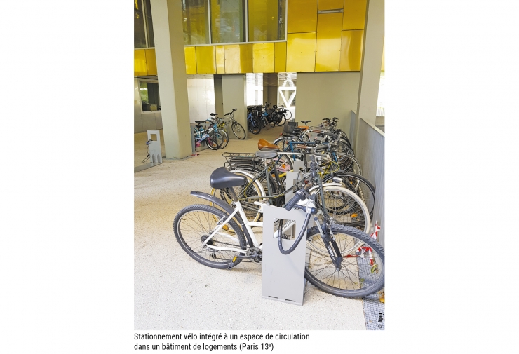 Note 210 - Photos 5 - Stationnement vélo intégré à un espace de circulation dans un bâtiment de logements (Paris 13e) © Apur