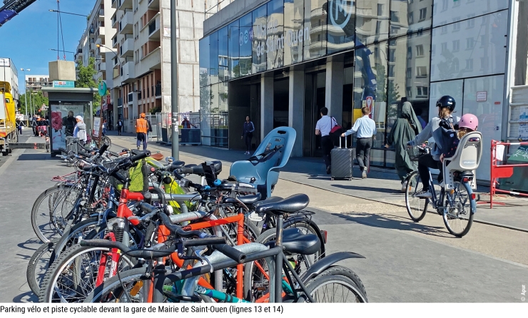 Parking vélo et piste cyclable devant la gare de Mairie de Saint-Ouen (lignes 13 et 14) © Apur