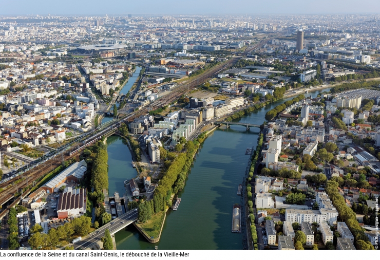 La confluence de la Seine et du canal Saint-Denis, le débouché de la Vieille-Mer © Ph.Guignard@air-images.net